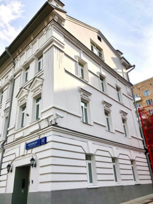 Особняк у набережной в центре Москвы