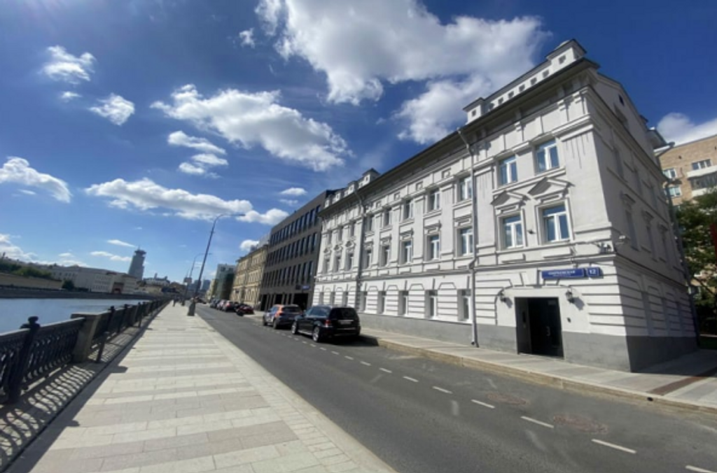 Особняк у набережной в центре Москвы