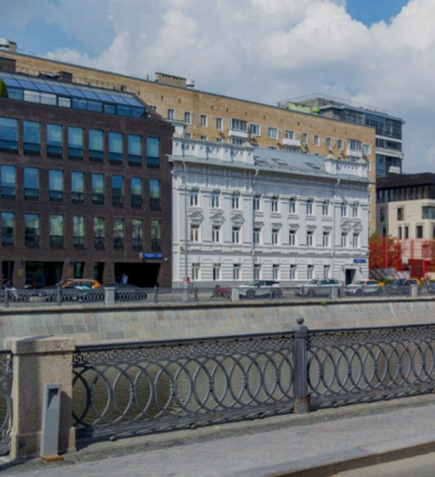 Особняк у набережной в центре Москвы